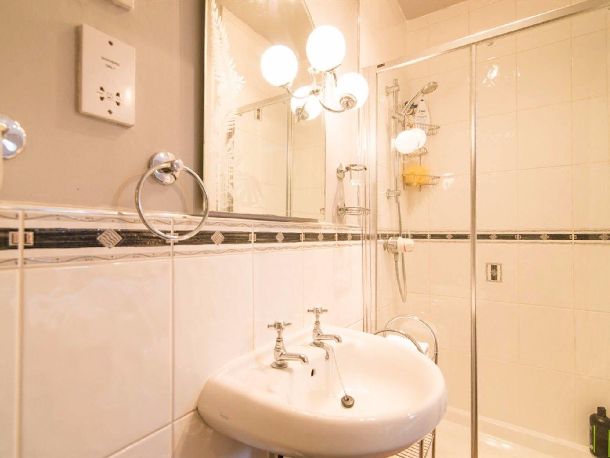 Ayuda House Hotel Олтринкам Екстериор снимка